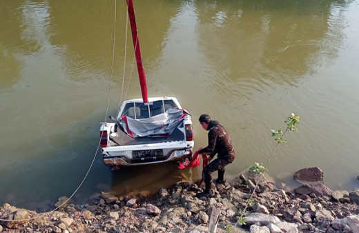 Sakarya Nehri'ne düşen kamyonet 3 gün sonra çıkartıldı