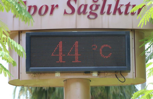 Adana'da termometreler 44 dereceyi gösterdi! Serinlemek isteyenler iki şeyi tercih etti