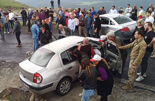 Ardahan'da iki otomobil çarpıştı! 12 kişi yaralandı!