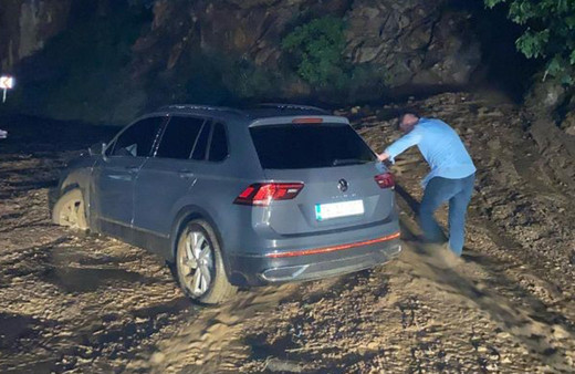Artvin Şavşat kara yolunda heyelan: Yol ulaşıma kapandı