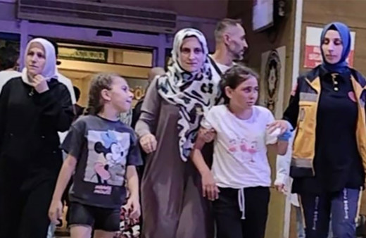 Parkta oyun konsoluna eli sıkışan çocuğun parmağı koptu