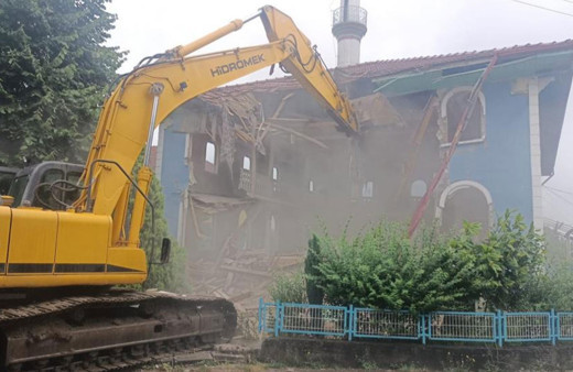 71 yıllık camiyi kepçelerle yıktılar!