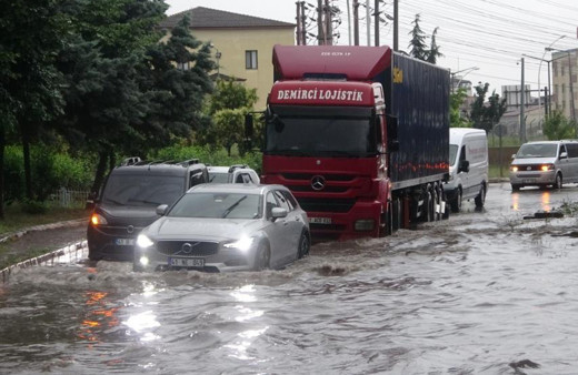 Kocaeli sular altında kaldı! Şiddetli yağış etkili oldu: Deniz ve dereler taştı, yollar göle döndü!