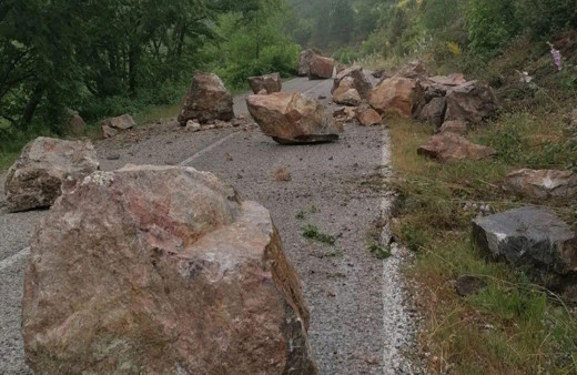 Kütahya'da kara yoluna düşen kayalar ulaşımı aksattı