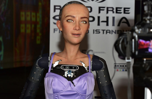Dünyada vatandaşlığa kabul edilen ilk robot Sophia, Antalya'da tanıtıldı