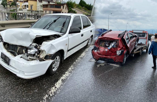TEM'de zincirleme kaza: 13 araç birbirine girdi, trafik felç oldu! Yaralılar var...