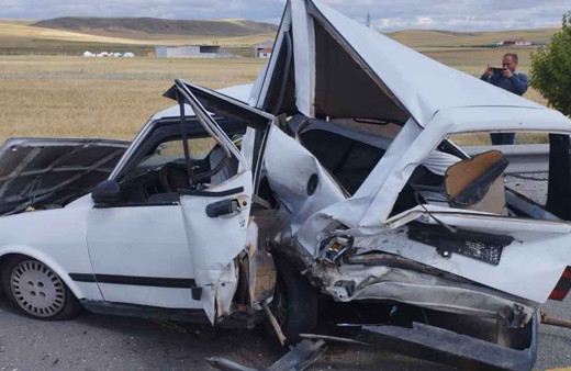 Ankara'da korkunç kaza! Otomobil kağıt gibi ezildi: Yaralılar var...