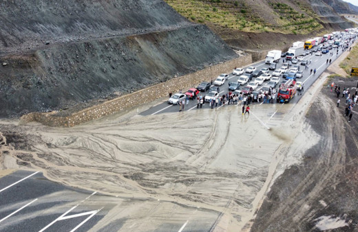 Erzincan-Sivas kara yolu heyelan nedeniyle ulaşıma kapatıldı