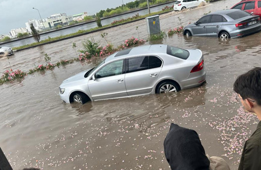 Erzurum'da sağanak su baskınlarına neden oldu!
