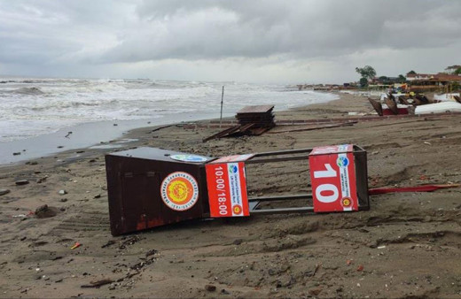 Dev dalgalar Karasu plajını savaş alanına çevirdi