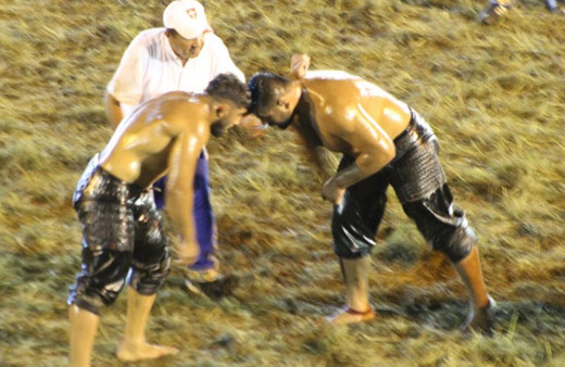 Kırkpınar'da 2 buçuk saat süren güreş nefes kesti!