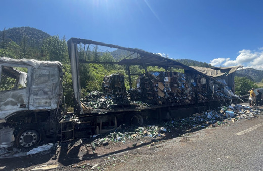 Mersin'de otoyolda kazaya karışan alkol ve küspe yüklü 2 tır yandı