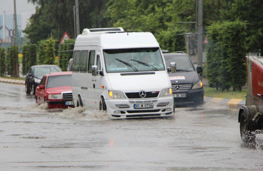 Trabzon'da sağanak yağış hayatı olumsuz etkiledi!