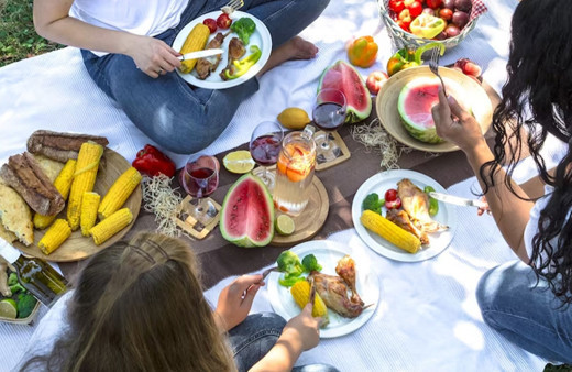 Uzman doktor uyardı! Sıcaklarda dengeli beslenin!