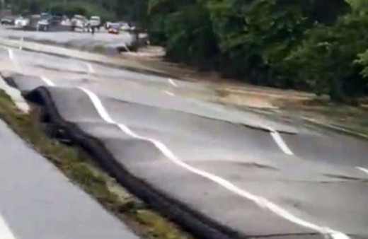 Sel yolda deprem etkisi yaptı! Yol büklüm büklüm büküldü!