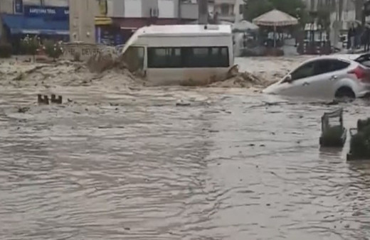Meteoroloji 'kırmızı kod'la uyarmıştı! Zonguldak'ta durum çok fena köprüler yıkıldı, araçlar sular altında kaldı