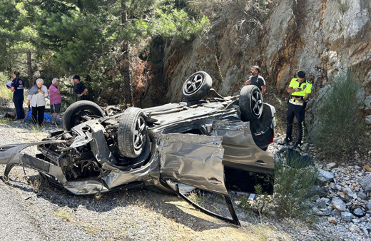 Antalya'da gurbetçilerin otomobili devrildi! 4 kişi yaralandı!