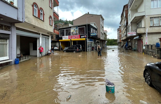 Giresun'da şiddetli yağış nedeniyle dere taştı!