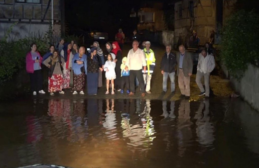 Sakarya'da dere 5 metre yükseldi, mahalleyi su bastı!