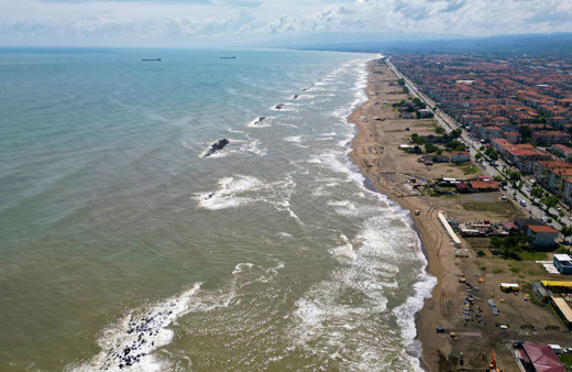 Sakarya'da kirlilik ve dalgalar nedeniyle denize girmek yasaklandı!