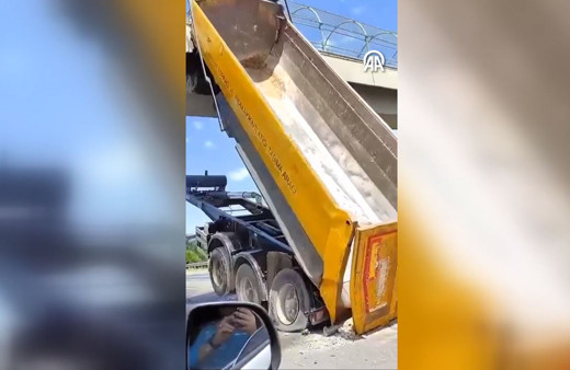 Kamyonun açık kalan damperi üst geçide böyle çarptı!