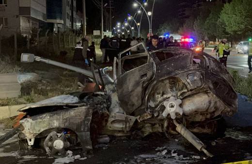 Niğde’de otomobil yayaya çarptıktan sonra yandı! 3 kişi feci şekilde öldü