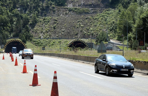 Bolu Dağı'nda ulaşım normale döndü! Heyelan sonrası yol çökmüştü
