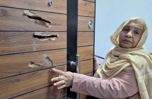 Fatih'te dehşet anları kamerada: Komşunun evine baltayla saldırdı