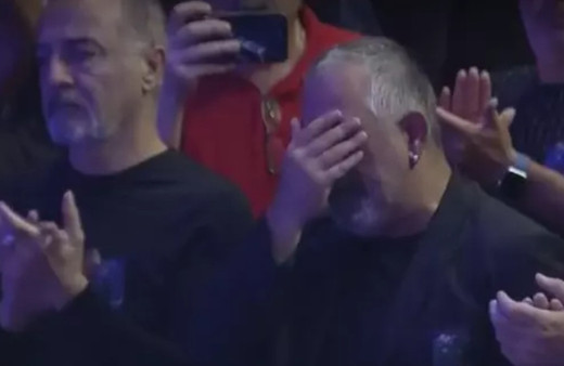 Özkan Uğur'un cenaze töreninde duygu dolu anlar! Cem Yılmaz gözyaşlarına boğuldu