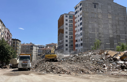 Elazığ’da 10 bin 694 ağır hasarlı yapı yıkılıyor!
