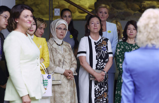 Emine Erdoğan, lider eşleriyle "Ukraynalı Çocuk, Kadın ve Gençlerle Buluşma Programı"na katıldı