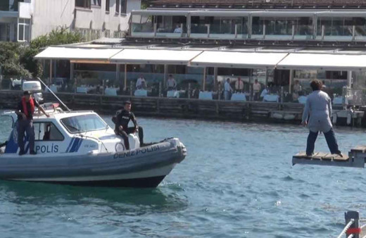 İstanbul Boğazı’nda bir garip intihar girişimi: İskeleden denize atlamak istedi
