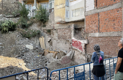 İstanbul'daki inşaat kazısında çevredeki binaların kolonları çatladı!