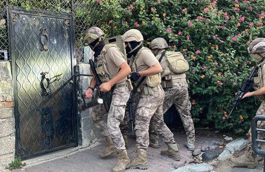 Mersin'de uyuşturucu satıcılarına şafak baskını: 16 kişi yakalandı!