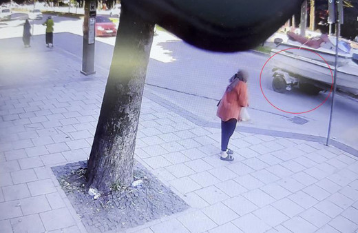 Akıllara durgunluk veren kaza: Yola savruldu, karayolunda teknenin altında kaldı!