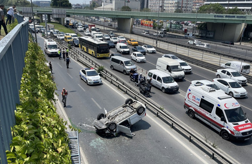 Otomobiliyle 5 metre yükseklikten yan yola düştü!
