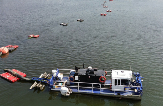 Haliç'in suyu kirlilikten kararmaya başladı