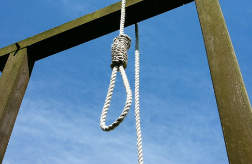 İran'da bir polisi öldürmekten suçlu bulunan 2 kişi idam edildi!