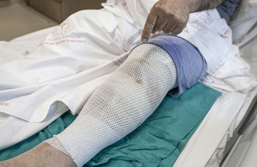 Ağrısını dindirmek için bacaklarına sardı! Gözünü hastanede açtı