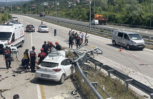 Düzce'de otomobil bariyere saplandı! Sürücü  hayatını kaybetti!