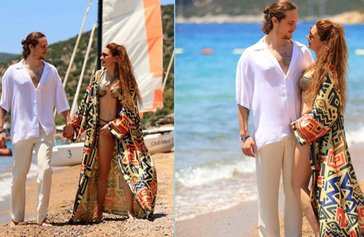 Megastar Tarkan'ın sevgilisi olarak tanınmıştı! Bilge Öztürk 22 yaş küçük sevgisiyle denizde aşka geldi