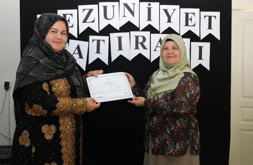 Mersin'de okuma yazma öğrenen kadınlar sertifikalarını aldı