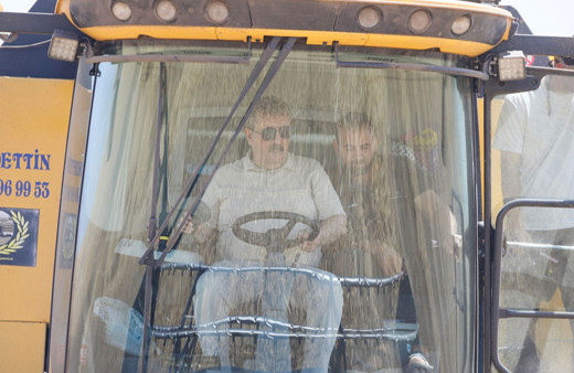 BBP Genel Başkanı Destici, biçerdöverle buğday hasadı yaptı!