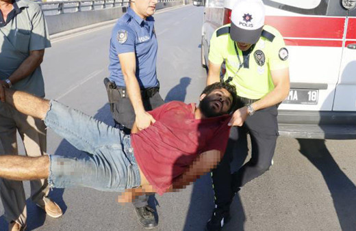Adana'da hareketli dakikalar: Köprüye çıkıp kendini jiletledi, ortalığı birbirine kattı! Polisler yaka paça ambulansa bindirdi!