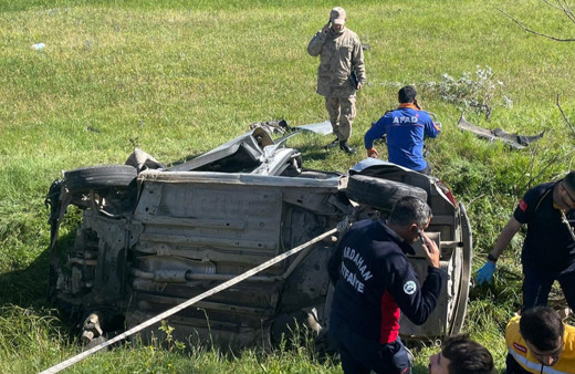 Ardahan'da devrilen otomobilin sürücüsü öldü, bir kişi ağır yaralandı!