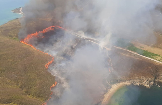 Avşa Adası'ndaki arazi yangınına müdahale ediliyor