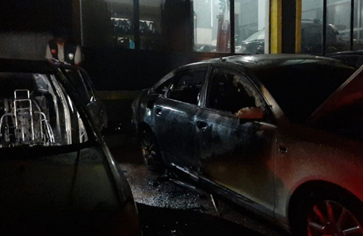 Çorum'da kundaklama! 2 araç tamamen yandı!