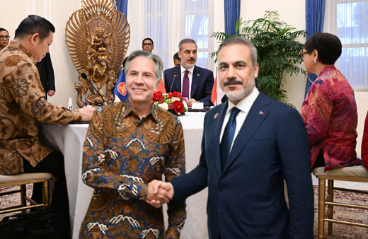 Endonezya'da ASEAN Zirvesi: Hakan Fidan'ın kıyafet tercihi gündem oldu