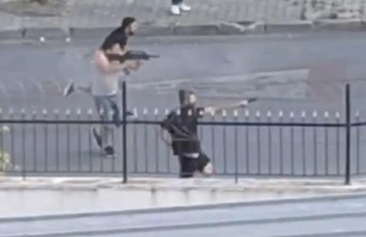 İstanbul'da iki grup birbirine girdi: Mahallede mermiler havada uçuştu! Film sahnelerini aratmayan görüntüler...