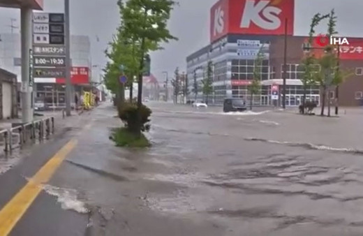 Nehirler taştı, yerleşim yerleri sular altında kaldı! Japonya'da rekor yağış!